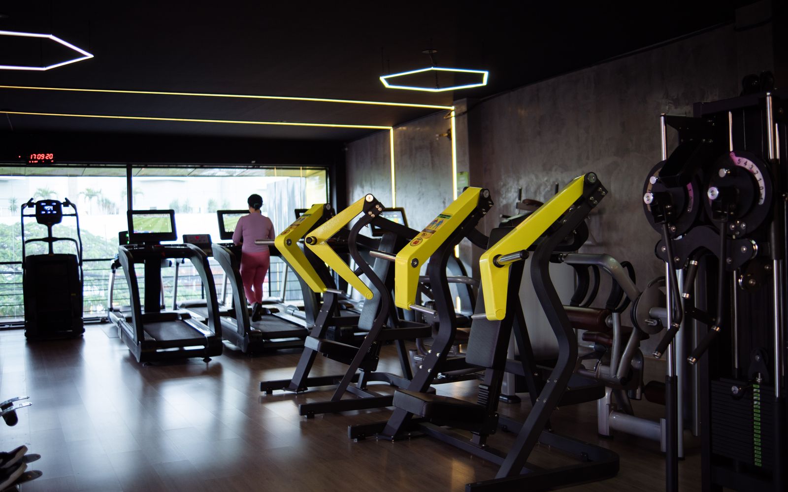 Piso superior com equipamentos de cardio