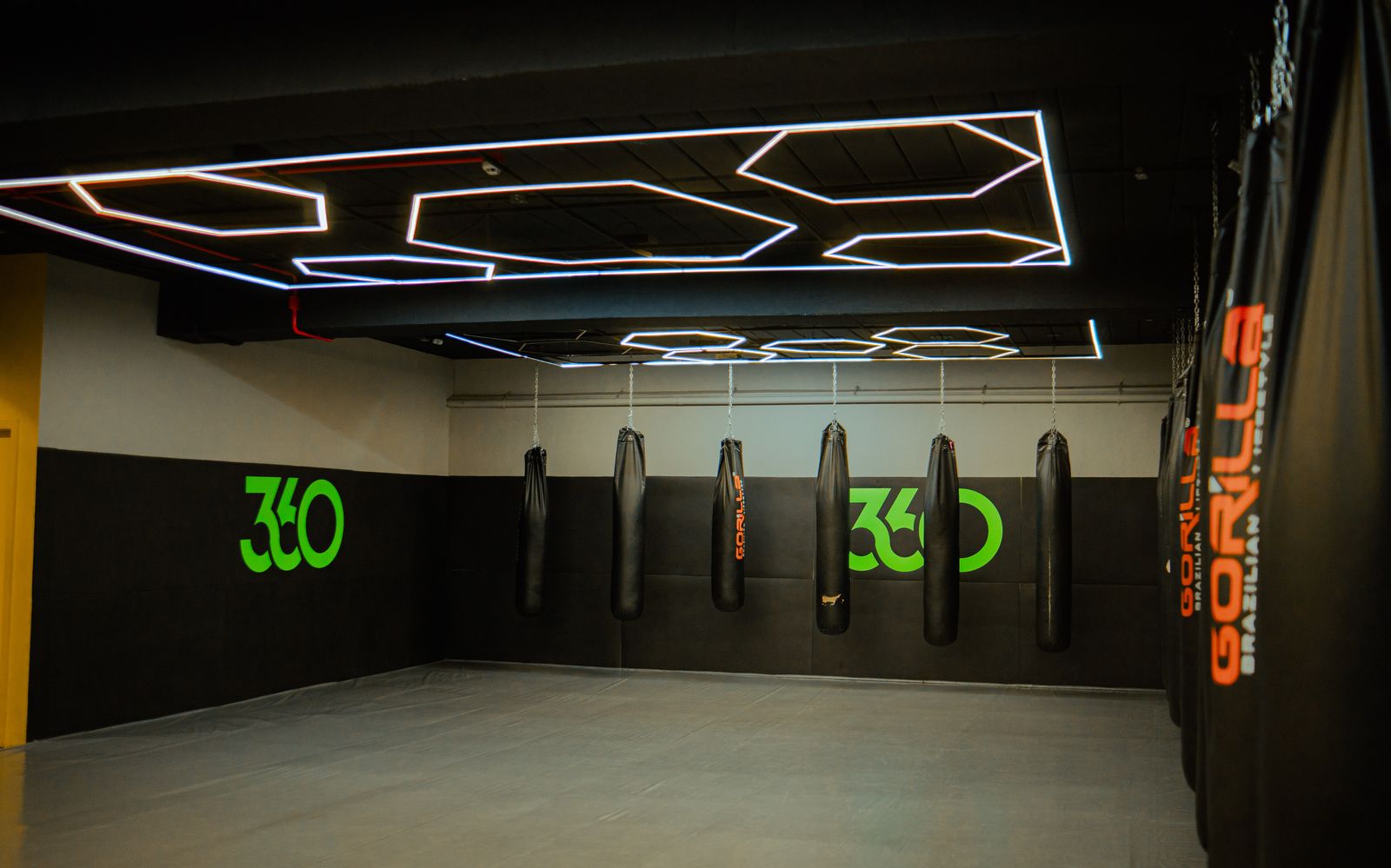 Sala de lutas com sacos de pancada
